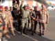 General Abdel Fattah al-Burhan levantando o punho após desembarcar de helicóptero em Cartum, Sudão, em 26 de março de 2025.