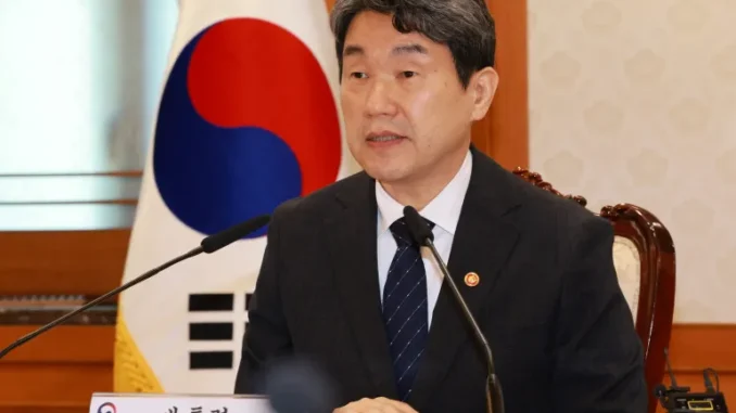 2025-05-02T045801Z_1936241546_RC2G9EA8BFBZ_RTRMADP_3_SOUTHKOREA-ELECTION-LEEJUHO-1-1746171241 Lee Ju-ho, Ministro da Educação e presidente interino da Coreia do Sul, preside o Conselho de Segurança Nacional em Seul, em 2 de maio de 2025.