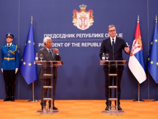 Antonio Costa e Aleksandar Vučić durante a coletiva de imprensa em Belgrado, Sérvia, 13 de maio de 2025.