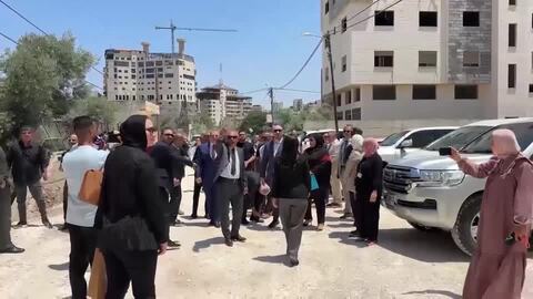 Israeli soldiers fire near diplomats visiting occupied West Bank Soldados israelenses disparam perto de diplomatas em visita à Cisjordânia ocupada