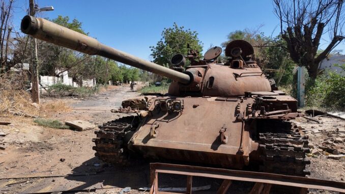 6RTFXWPVDFI7HA4HSIM4MLJ4VA Tanque destruído em bairro residencial de Cartum, Sudão, março de 2025.