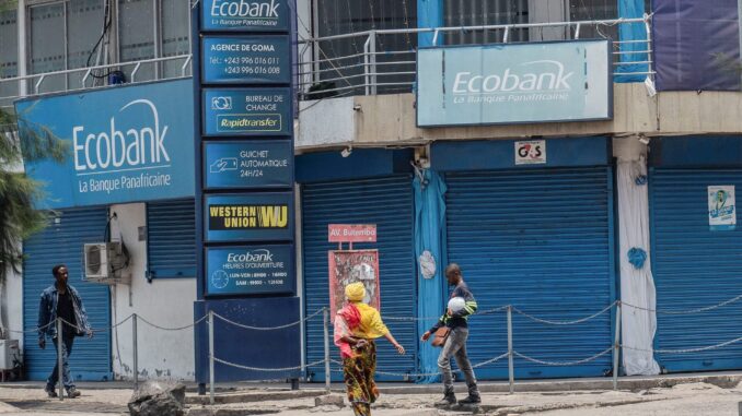 7ZK62C3YAVLJTMLR3SL33BDGJQ Moradores de Goma enfrentam dificuldades para acessar dinheiro e realizar transações básicas após conflitos entre os rebeldes M23 e as Forças Armadas da República Democrática do Congo (FARDC), com banco Ecobank fechado.