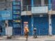 Moradores de Goma enfrentam dificuldades para acessar dinheiro e realizar transações básicas após conflitos entre os rebeldes M23 e as Forças Armadas da República Democrática do Congo (FARDC), com banco Ecobank fechado.
