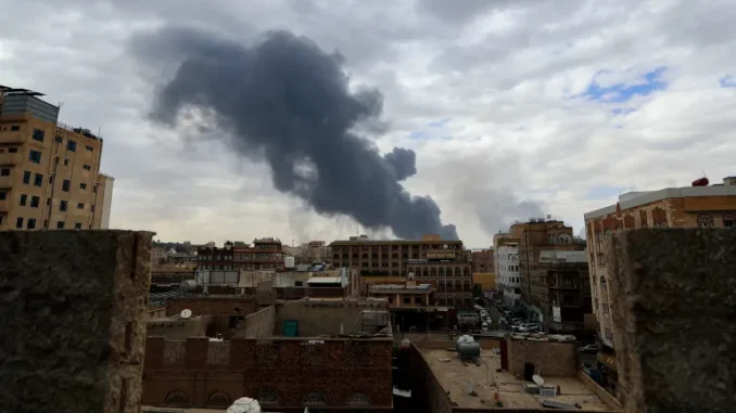 AFP__20250506__44MX7NU__v1__HighRes__YemenIsraelPalestinianConflict-1746539728 Destroços e fumaça após ataque aéreo israelense em Sanaa, Iêmen
