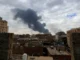 Destroços e fumaça após ataque aéreo israelense em Sanaa, Iêmen