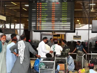 Passageiros aguardam no Aeroporto Internacional de Jinnah após cancelamentos de voos em Karachi.