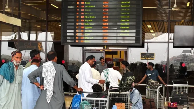 AFP__20250507__44QE4NQ__v1__HighRes__PakistanIndiaKashmirUnrest-1746609816 Passageiros aguardam no Aeroporto Internacional de Jinnah após cancelamentos de voos em Karachi.