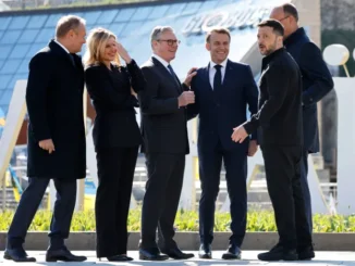 Líderes europeus e autoridades ucranianas visitam a Praça da Independência em Kiev durante encontro sobre cessar-fogo com a Rússia, em 10 de maio de 2025.