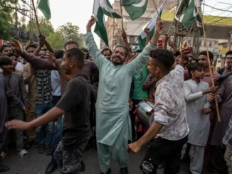 Pessoas no Paquistão comemoram após o cessar-fogo entre Índia e Paquistão, em Hyderabad, província de Sindh, em 10 de maio de 2025.