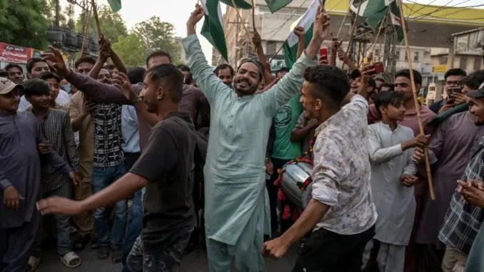 Pessoas no Paquistão comemoram após o cessar-fogo entre Índia e Paquistão, em Hyderabad, província de Sindh, em 10 de maio de 2025.