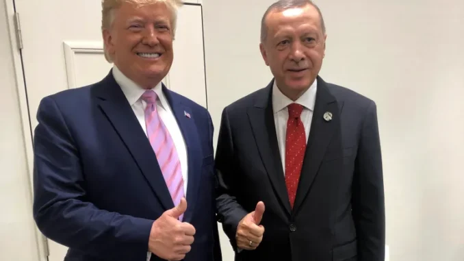 AP19179371131743-1730981077 Presidente turco Recep Tayyip Erdogan e presidente dos EUA Donald Trump durante encontro na cúpula do G20 em Osaka, Japão, em 2019.