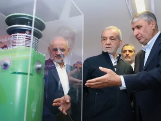 Presidente iraniano Masoud Pezeshkian ouve explicações do chefe da Organização de Energia Atômica do Irã, Mohammad Eslami, durante visita em Teerã, em 9 de abril.