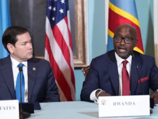 Ministro das Relações Exteriores de Ruanda, Olivier Nduhungirehe, ao lado do Secretário de Estado dos EUA, Marco Rubio, durante reunião no Departamento de Estado em Washington, DC, em 25 de abril de 2025.