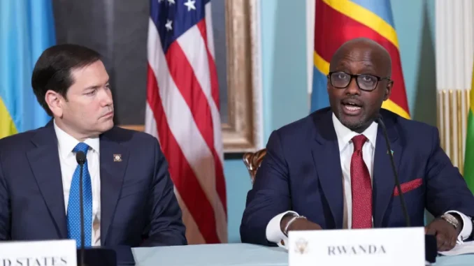 AP25115665771480-1746437051 Ministro das Relações Exteriores de Ruanda, Olivier Nduhungirehe, ao lado do Secretário de Estado dos EUA, Marco Rubio, durante reunião no Departamento de Estado em Washington, DC, em 25 de abril de 2025.