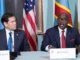Ministro das Relações Exteriores de Ruanda, Olivier Nduhungirehe, ao lado do Secretário de Estado dos EUA, Marco Rubio, durante reunião no Departamento de Estado em Washington, DC, em 25 de abril de 2025.
