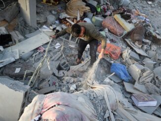 Palestino inspeciona o local de um ataque israelense a uma casa em Jabalia, no norte da Faixa de Gaza, 14 de maio de 2025.