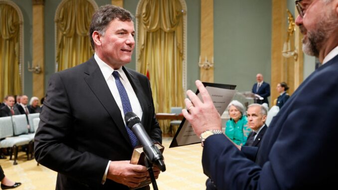 BOCEIV6SPFLS5OX4B7WGWXOFTQ Dominic LeBlanc é empossado como ministro das Relações Canadá-EUA, Assuntos Intergovernamentais e Economia Unificada, com o primeiro-ministro Mark Carney ao fundo, durante reformulação do gabinete em Ottawa, 13 de maio de 2025.