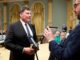 Dominic LeBlanc é empossado como ministro das Relações Canadá-EUA, Assuntos Intergovernamentais e Economia Unificada, com o primeiro-ministro Mark Carney ao fundo, durante reformulação do gabinete em Ottawa, 13 de maio de 2025.