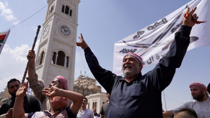 CZVEYDKJD5IARCSDD7TH3F474I Manifestantes protestam contra ataques israelenses à Síria em Hama, 4 de maio de 2025.