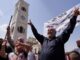Manifestantes protestam contra ataques israelenses à Síria em Hama, 4 de maio de 2025.