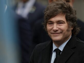 Presidente argentino Javier Milei caminhando fora da Catedral Metropolitana de Buenos Aires no dia do Te Deum pela Revolução de Maio, 25 de maio de 2025.