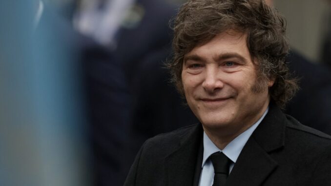 Presidente argentino Javier Milei caminhando fora da Catedral Metropolitana de Buenos Aires no dia do Te Deum pela Revolução de Maio, 25 de maio de 2025.