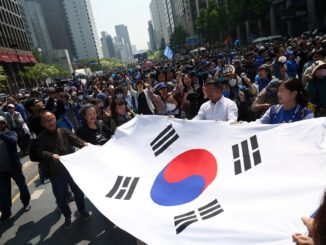 Apoiadores de Lee Jae-myung, candidato presidencial pelo Partido Democrático da Coreia do Sul, comemoram após comício em Seul, 12 de maio de 2025.