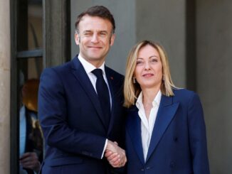 Presidente francês Emmanuel Macron recebe a primeira-ministra italiana Giorgia Meloni no Palácio do Eliseu, Paris, em reunião sobre paz e segurança para a Ucrânia, 27 de março de 2025.