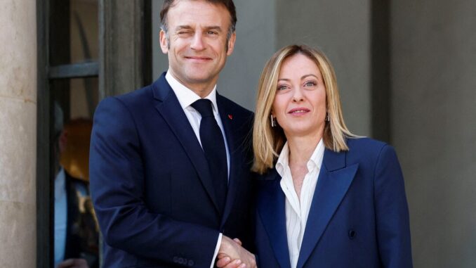 HCWMOB7BCZOSRDINERDK3OCHGA Presidente francês Emmanuel Macron recebe a primeira-ministra italiana Giorgia Meloni no Palácio do Eliseu, Paris, em reunião sobre paz e segurança para a Ucrânia, 27 de março de 2025.