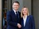 Presidente francês Emmanuel Macron recebe a primeira-ministra italiana Giorgia Meloni no Palácio do Eliseu, Paris, em reunião sobre paz e segurança para a Ucrânia, 27 de março de 2025.