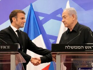 Primeiro-ministro israelense Benjamin Netanyahu cumprimenta o presidente francês Emmanuel Macron durante coletiva de imprensa em Jerusalém, outubro de 2023.