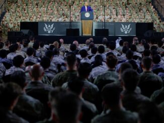 Presidente dos EUA Donald Trump discursando para tropas americanas na Base Aérea Al Udeid, Doha, Catar, 15 de maio de 2025.
