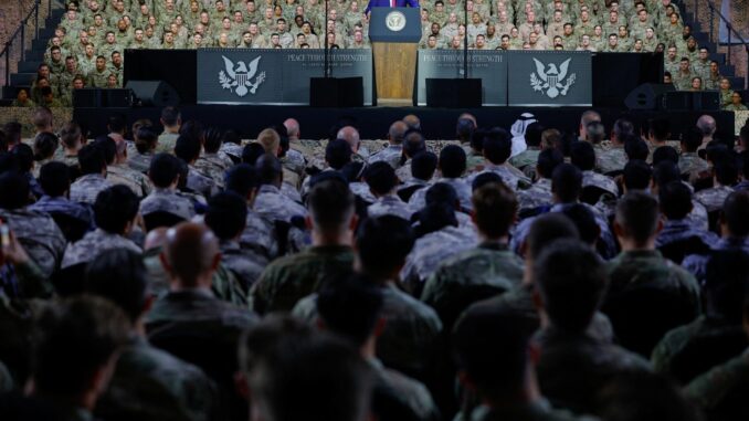 PWF4DA7IWNPABFOG5FRSLSNOPY Presidente dos EUA Donald Trump discursando para tropas americanas na Base Aérea Al Udeid, Doha, Catar, 15 de maio de 2025.