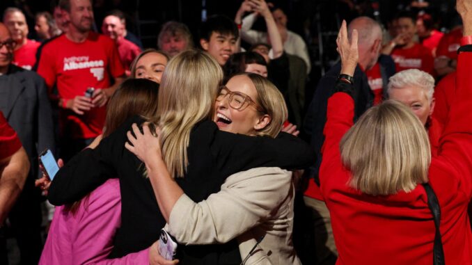 VFOKAR5FSZOY7GCBS5ZET2ES2A Apoiadores do primeiro-ministro da Austrália, Anthony Albanese, celebram a vitória do Partido Trabalhista na noite da eleição, em Sydney, Austrália, 3 de maio de 2025.