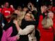 Apoiadores do primeiro-ministro da Austrália, Anthony Albanese, celebram a vitória do Partido Trabalhista na noite da eleição, em Sydney, Austrália, 3 de maio de 2025.