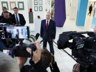 Presidente russo Vladimir Putin fala com jornalistas após ligação com Donald Trump em centro educacional próximo a Sochi, Rússia, 19 de maio de 2025.