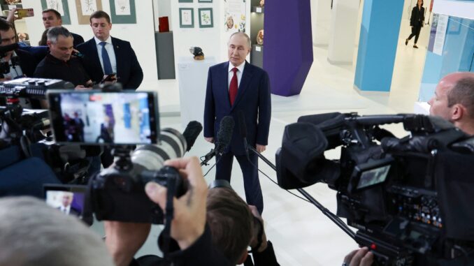 XPYCQPVPHNMMPJC6O5NACK2F7U Presidente russo Vladimir Putin fala com jornalistas após ligação com Donald Trump em centro educacional próximo a Sochi, Rússia, 19 de maio de 2025.