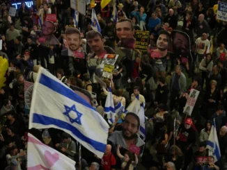 Protesto em Tel Aviv exigindo a liberação imediata dos reféns mantidos na Faixa de Gaza, em 29 de março de 2025.