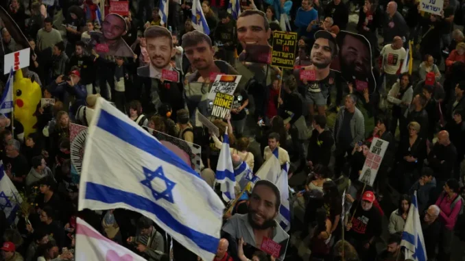 ap-1794413459_144457-1743272910 Protesto em Tel Aviv exigindo a liberação imediata dos reféns mantidos na Faixa de Gaza, em 29 de março de 2025.