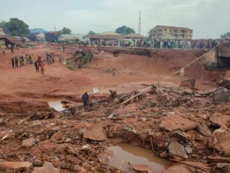 Equipes de resgate buscam sobreviventes após enchente em Mokwa, Nigéria, 30 de maio de 2025.