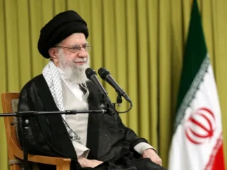 Khamenei discursando durante negociações nucleares entre EUA e Irã