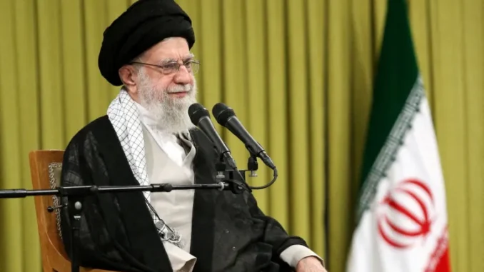 2025-05-17T104930Z_551861648_RC2NJEA2VZFZ_RTRMADP_3_IRAN-USA-TRUMP-1747733332 Khamenei discursando durante negociações nucleares entre EUA e Irã