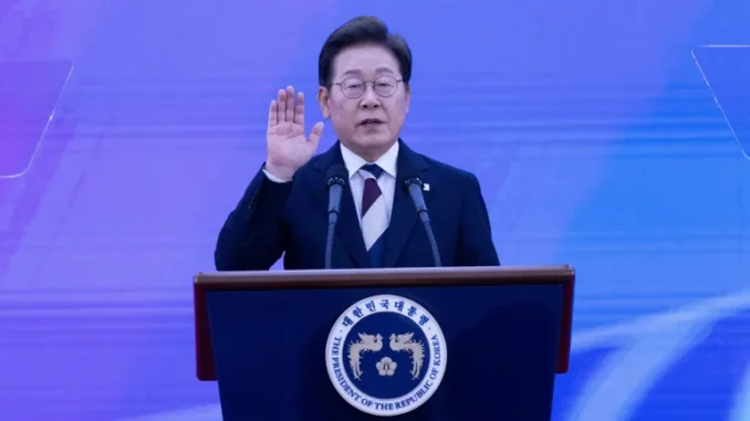 2025-06-04T040740Z_489811830_RC2EVEAF5GBW_RTRMADP_3_SOUTHKOREA-ELECTION-INAUGURATION-1749012578 Presidente sul-coreano Lee Jae-myung presta juramento durante a cerimônia de posse na Assembleia Nacional em Seul, 4 de junho de 2025.