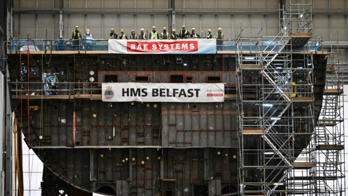 3FNMWLKAXRPZBD4BJAHFG43ULU Funcionários reagem durante visita do primeiro-ministro britânico Keir Starmer à unidade da BAE Systems em Glasgow, Escócia