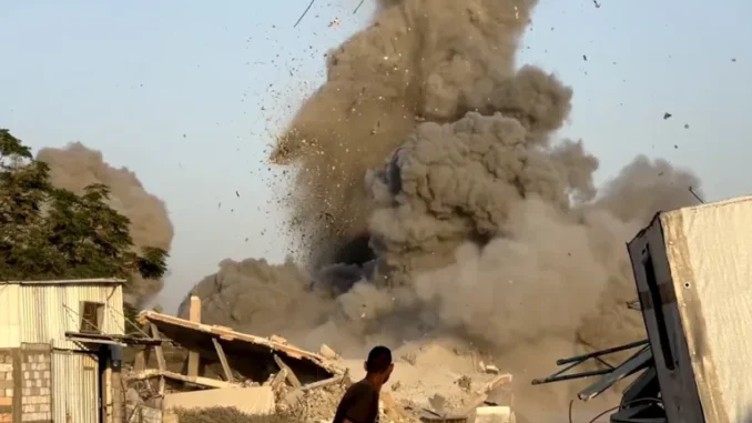 AA-20250627-38407754-38407733-ISRAELI_ATTACKS_CONTINUE_ON_GAZA-1751078543 Fumaça sobe após ataque do exército israelense a uma casa da família al-Sus no campo de refugiados de Bureij, Gaza, 27 de junho de 2025.