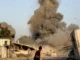 Fumaça sobe após ataque do exército israelense a uma casa da família al-Sus no campo de refugiados de Bureij, Gaza, 27 de junho de 2025.