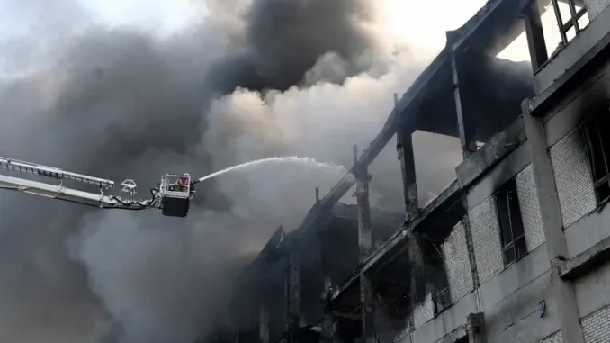 AFP__20250607__49JK8VJ__v2__HighRes__TopshotUkraineRussiaConflictWar-1749302222 Bombeiro apagando incêndio em planta civil após ataques russos em Kharkiv
