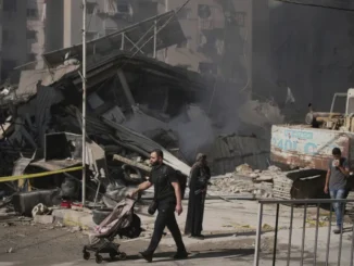Civis inspecionam destruição causada por bombardeios israelenses no subúrbio de Dahiyeh, em Beirute, Líbano, em 6 de junho de 2025.