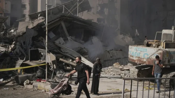 AP25157280897637-1749258064 Civis inspecionam destruição causada por bombardeios israelenses no subúrbio de Dahiyeh, em Beirute, Líbano, em 6 de junho de 2025.