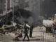 Civis inspecionam destruição causada por bombardeios israelenses no subúrbio de Dahiyeh, em Beirute, Líbano, em 6 de junho de 2025.